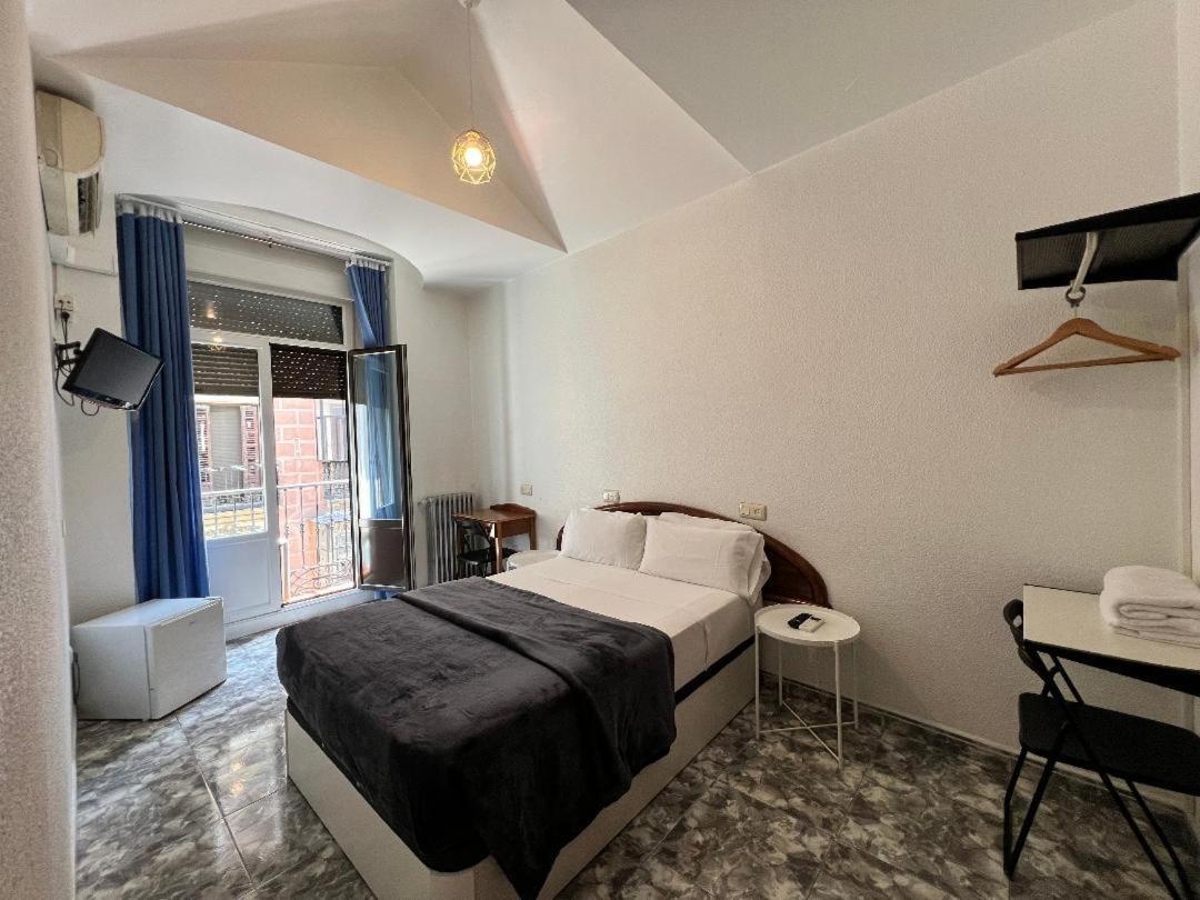 Hostal Palacios Fuencarral Μαδρίτη Εξωτερικό φωτογραφία